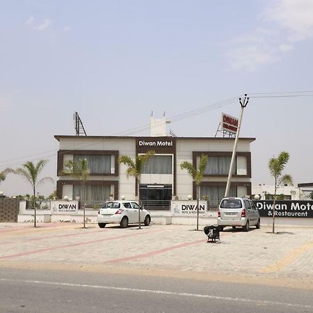 Diwan Hotel And Restaurant Surkhi Exteriér fotografie