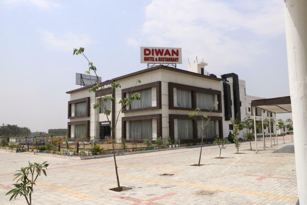 Diwan Hotel And Restaurant Surkhi Exteriér fotografie